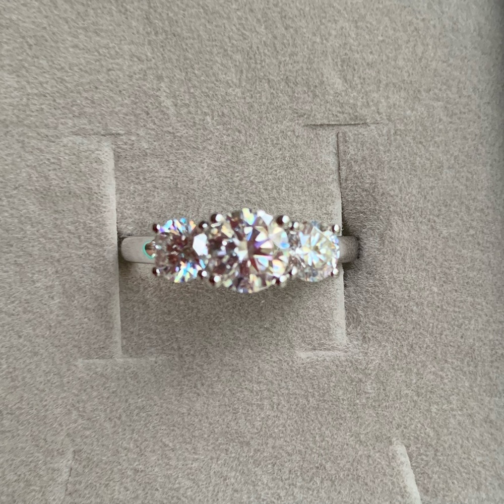 Stunning 2 TCW 3 stone brilliant white Moissanite - Picture 9 of 9
